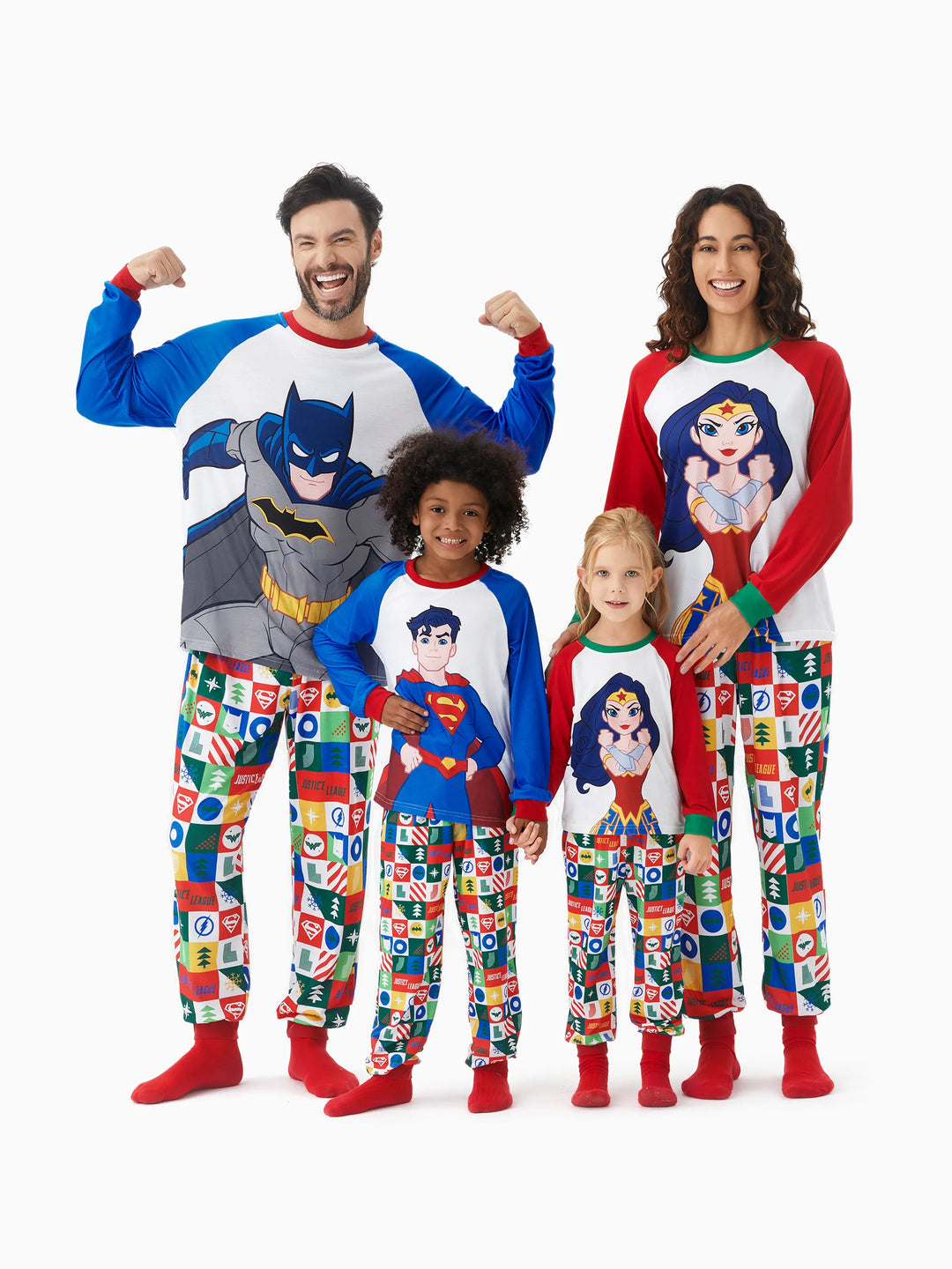 Conjuntos de Pijamas de Natal em Família, Igualzinhos, da Justice League com Batman/Superman Mulher Maravilha, acompanhados de Meias de Natal.