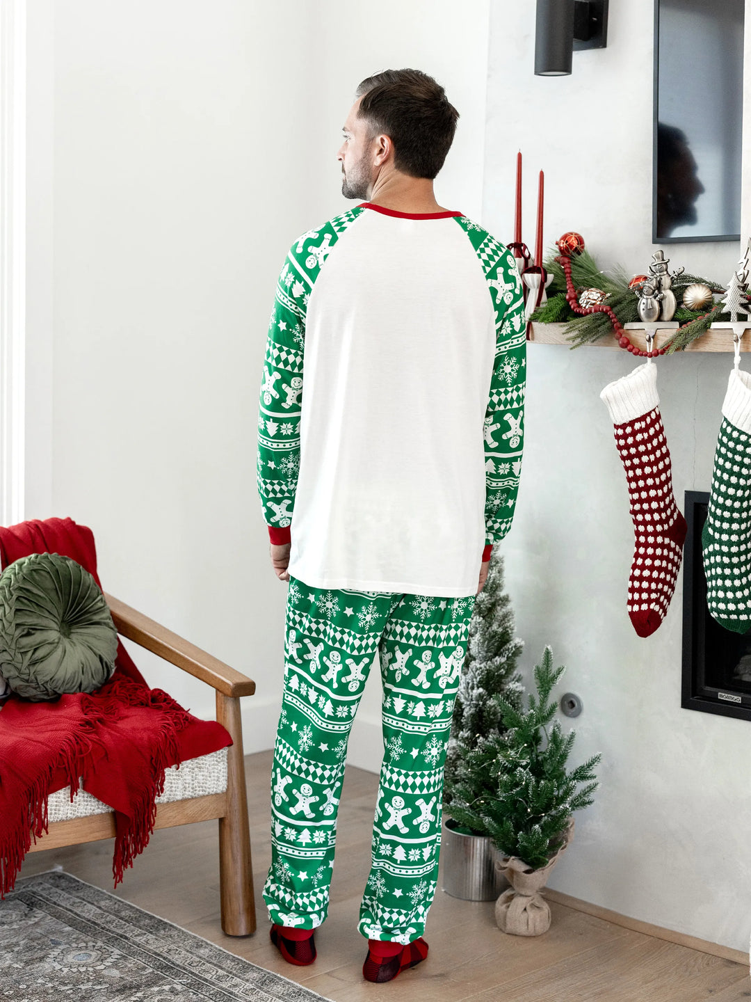 Conjunto de Pajamas Correspondentes para a Família de Natal com Impressão de Gengibre e Árvore de Natal PJs Verdes com Meias de Natal Verdes