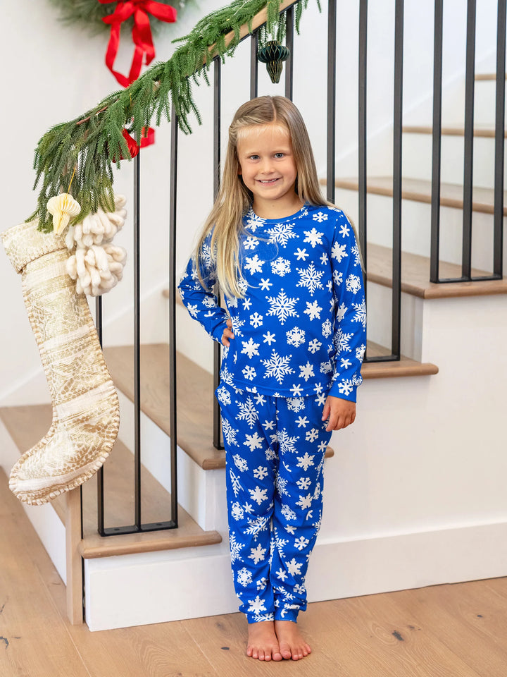 Conjunto de Pijamas em Família para o Natal com Estampa de Flocos de Neve - Pijamas Azuis com Meias de Natal Azuis