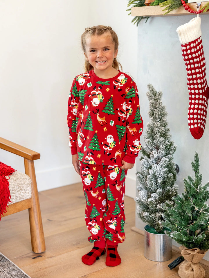 Conjunto de Pijamas de Natal para Toda a Família com Impressão de Pai Natal e Árvore de Natal, PJs de Fleecy Vermelhos com Meias de Natal Incluídas.