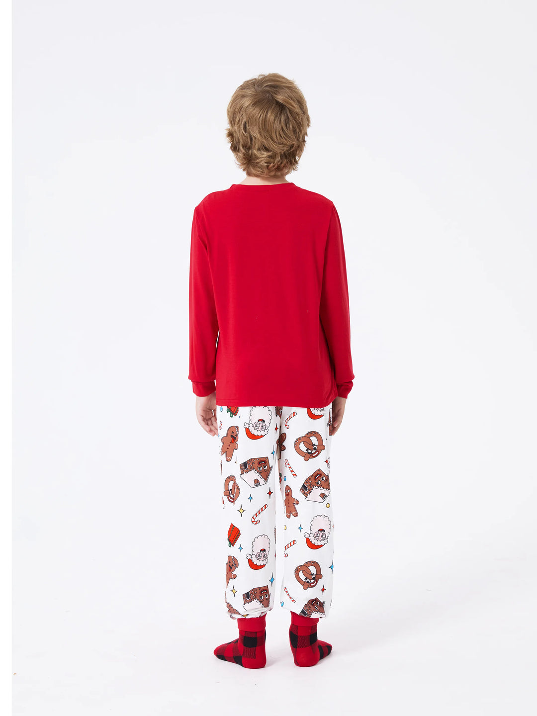 Conjunto de Pijamas de Natal coordenados para toda a família - Pijamas que brilham no escuro com Bolachas de Natal e Pai Natal, acompanhados de meias de Natal vermelhas.