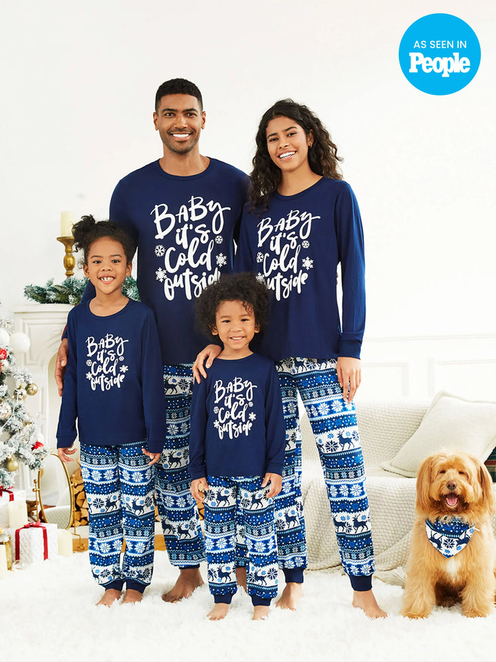 Conjunto de Pijamas de Natal em Azul Escuro para a Família com Design de Rena, Camisetas com Letras Correspondentes e Meias de Natal