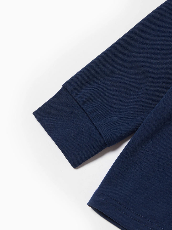 Conjunto de Pijamas de Natal em Azul Escuro para a Família com Design de Rena, Camisetas com Letras Correspondentes e Meias de Natal