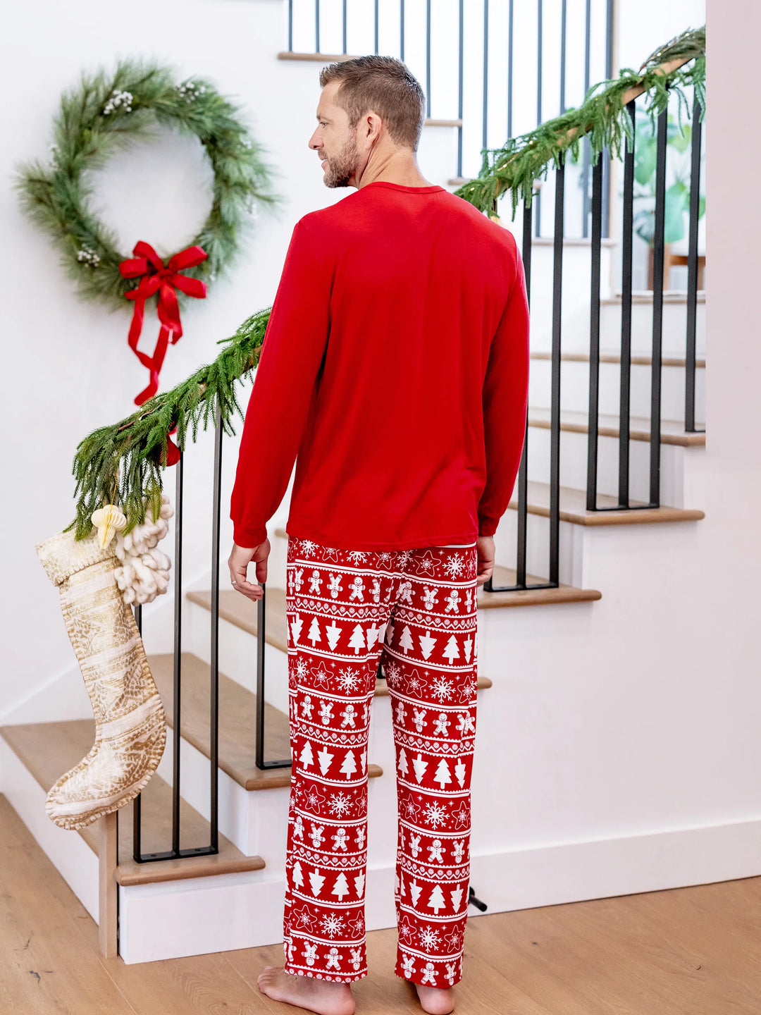 Conjunto de Pijamas em Família Coordenados para o Natal com Estampado de Homem de Gengibre e Árvore de Natal, Pijamas Vermelhos com Meias de Natal Vermelhas