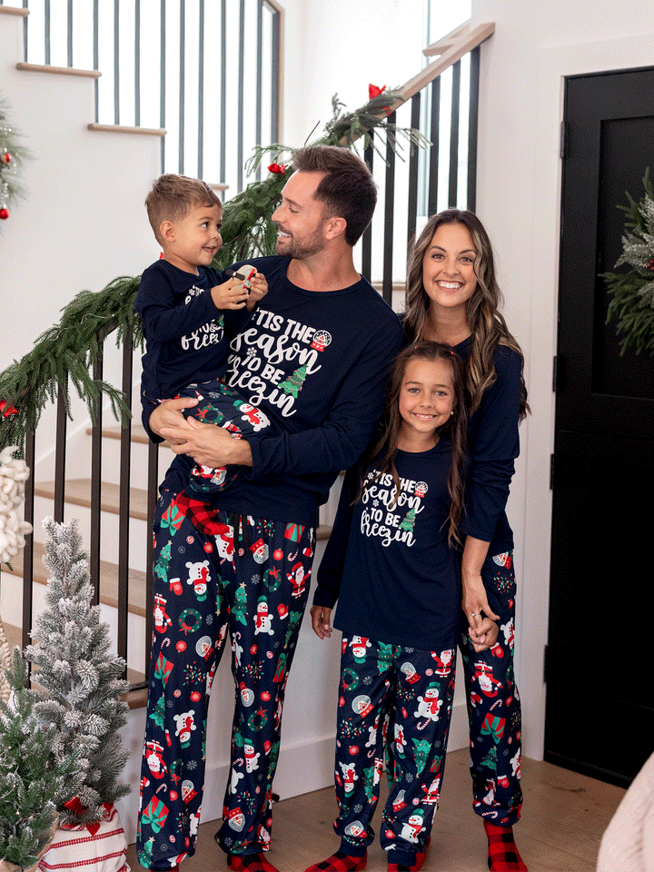 Conjunto de Pijamas para a Família Natalícios a Condizer que Brilha no Escuro - Pai Natal em Azul Escuro com Meias de Natal em Azul Profundo
