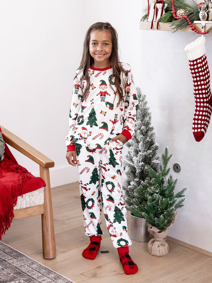 Conjunto de Pijamas Coordenação de Natal para toda a Família Estampado com Pai Natal e Árvore de Natal, Pijamas de Manga Longa com Meias de Natal Brancas