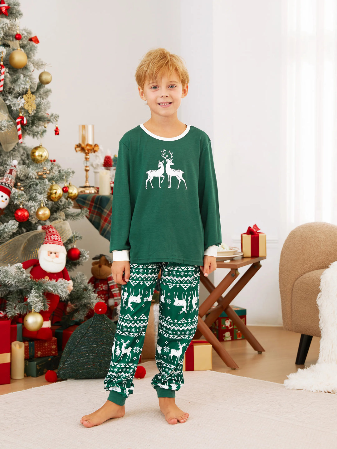 Conjunto de Pijamas em Conjunto Familiar para Natal com Tops a Brilhar no Escuro e Calças com Padrão de Renas, incluindo Meias de Natal - Verde Escuro