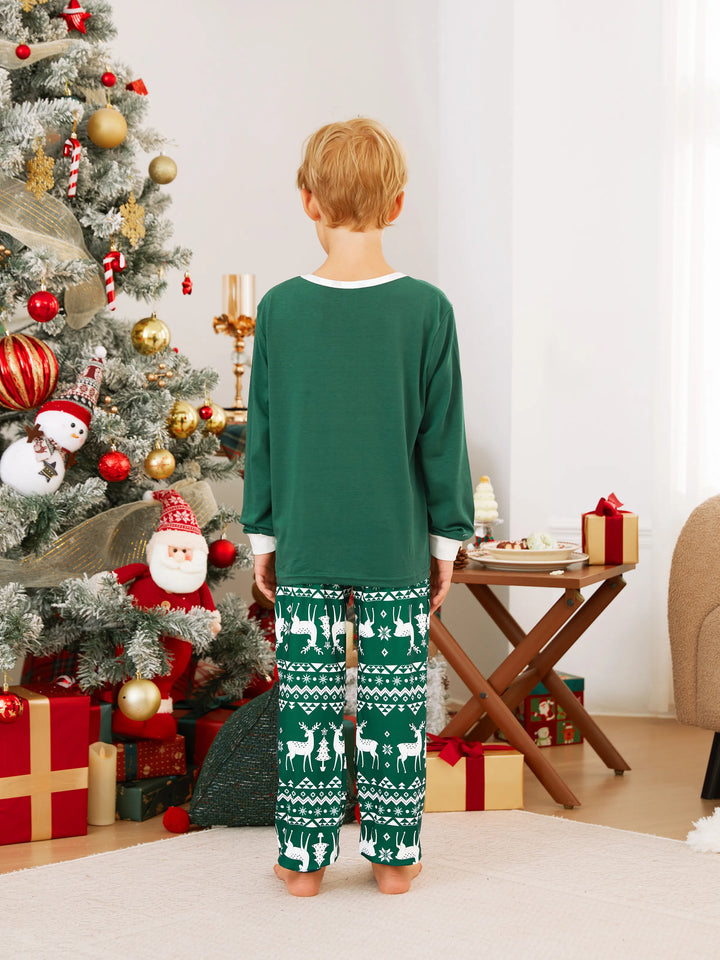 Conjunto de Pijamas em Conjunto Familiar para Natal com Tops a Brilhar no Escuro e Calças com Padrão de Renas, incluindo Meias de Natal - Verde Escuro
