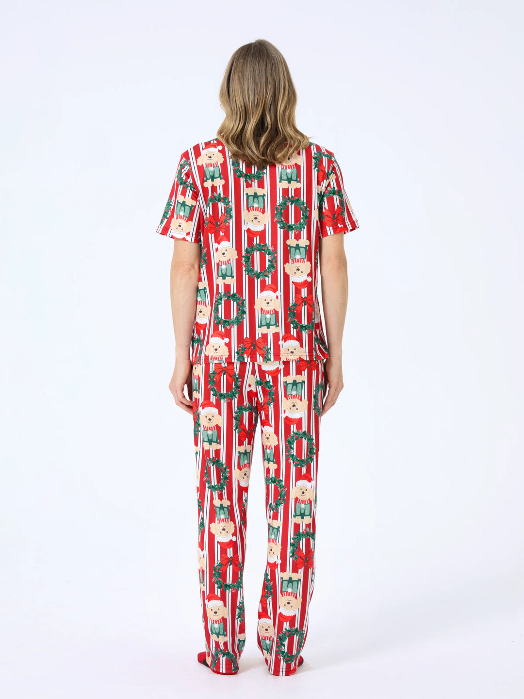 Conjunto de Pijamas Coordenados para a Família no Natal com Estampa de Cãozinho Vermelhos