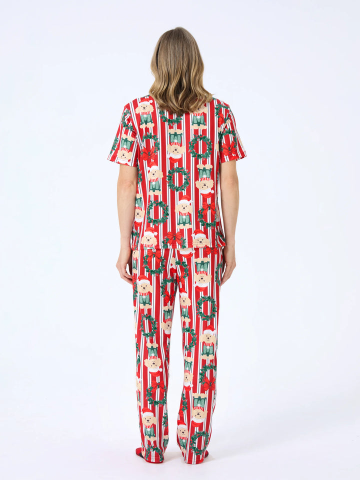 Conjunto de Pijamas Coordenados para a Família no Natal com Estampa de Cãozinho Vermelhos