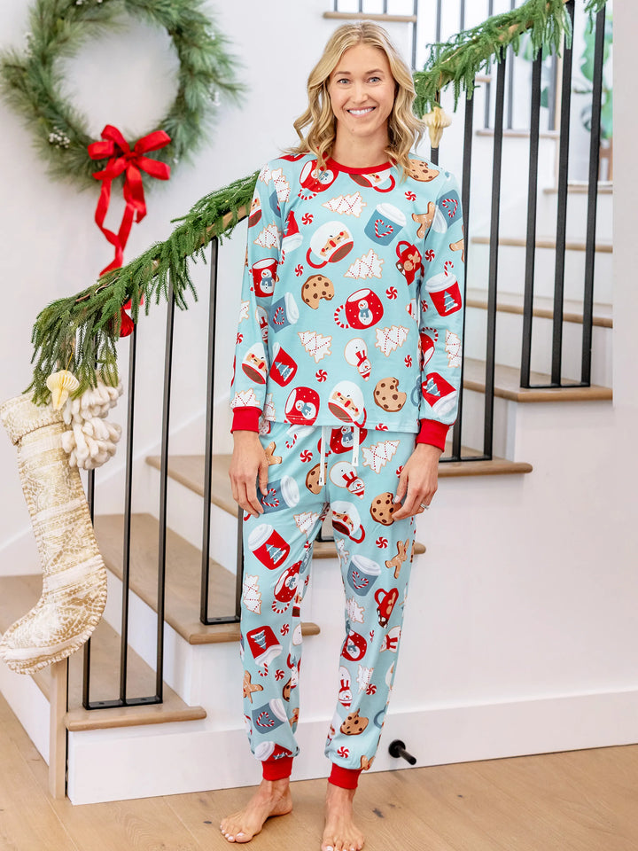 Conjunto de Pijamas em Família para o Natal com Estampa de Bolachas de Gengibre em Azul e Vermelho, acompanhado de Meias de Natal em Azul Claro.