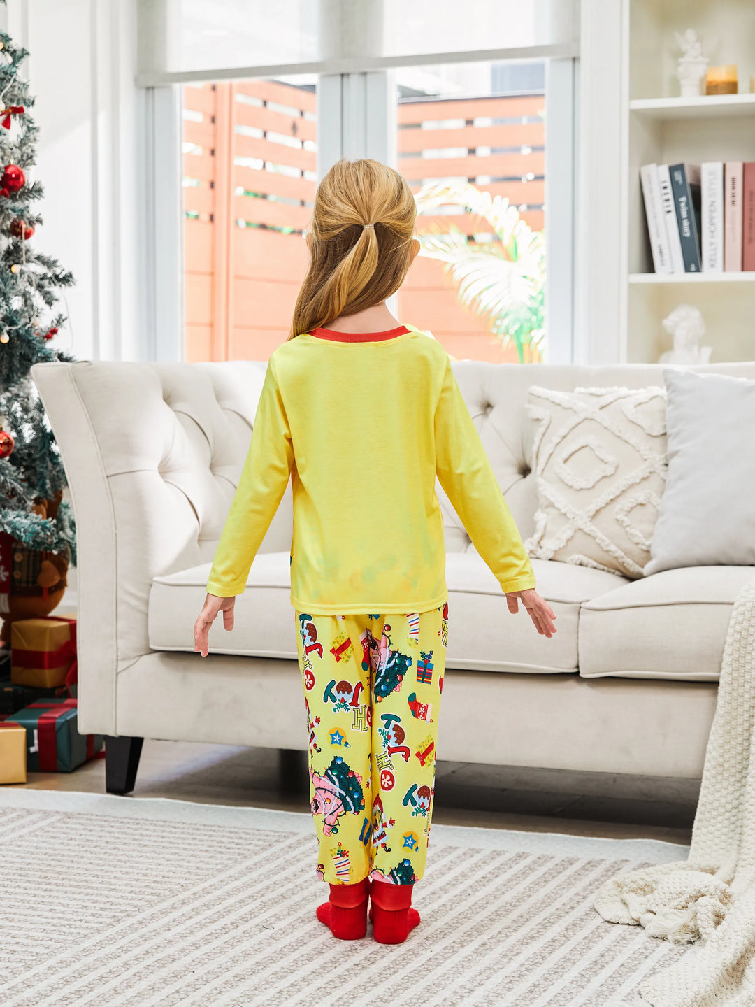 Conjuntos de Pijamas Natalícios em Conjunto Cor de Esponja Bob para a Família com Meias de Natal