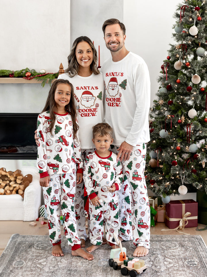 Conjunto de Pijamas em Família para o Natal com Impressão de Pai Natal e Árvore de Natal - PJs Brancos com Meias de Natal Brancas