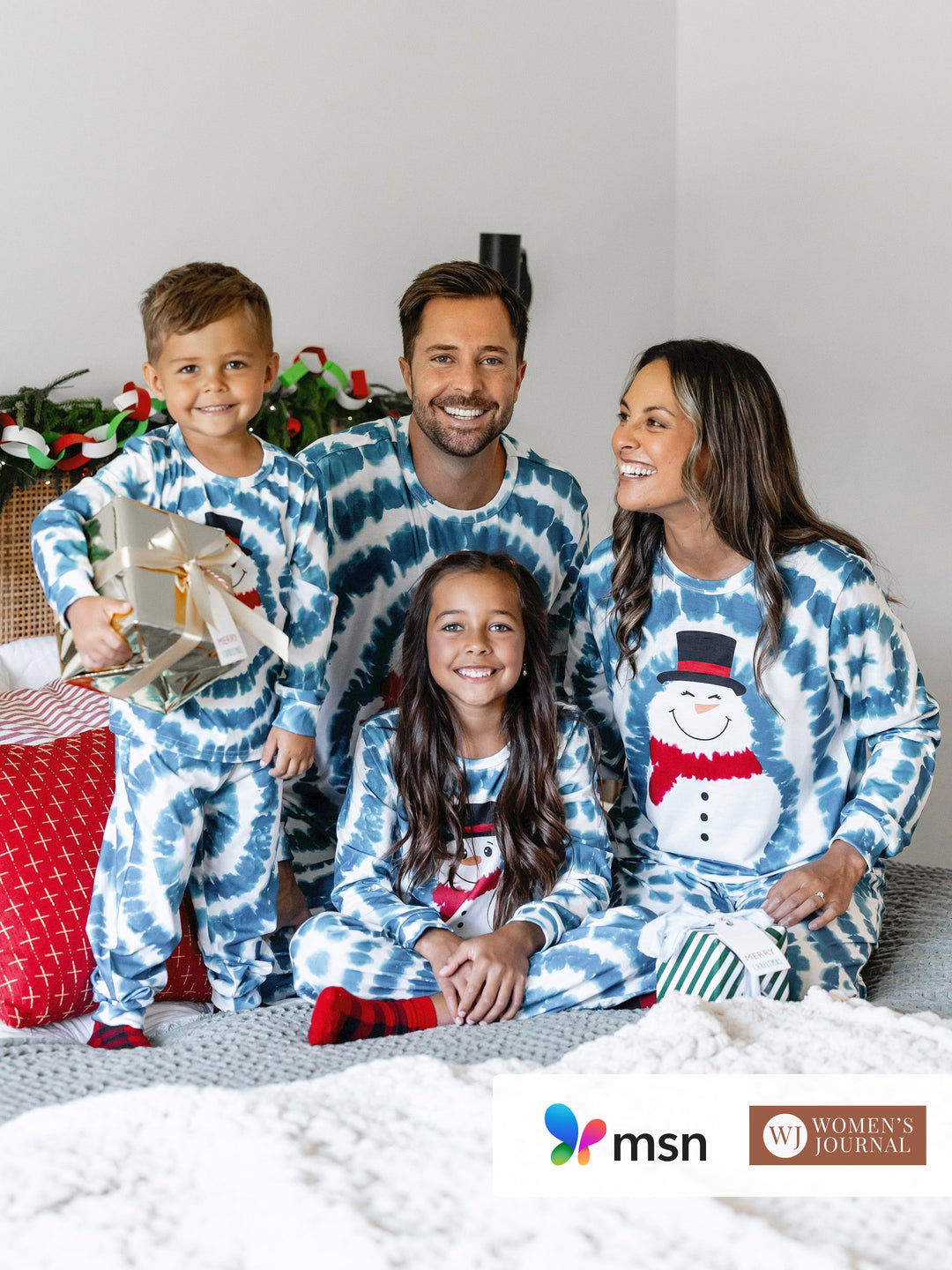 Conjunto de Pajamas de Natal em Família com Estampa de Boneco de Neve em Tie-dye Azul com Meias de Natal Azul Escuro