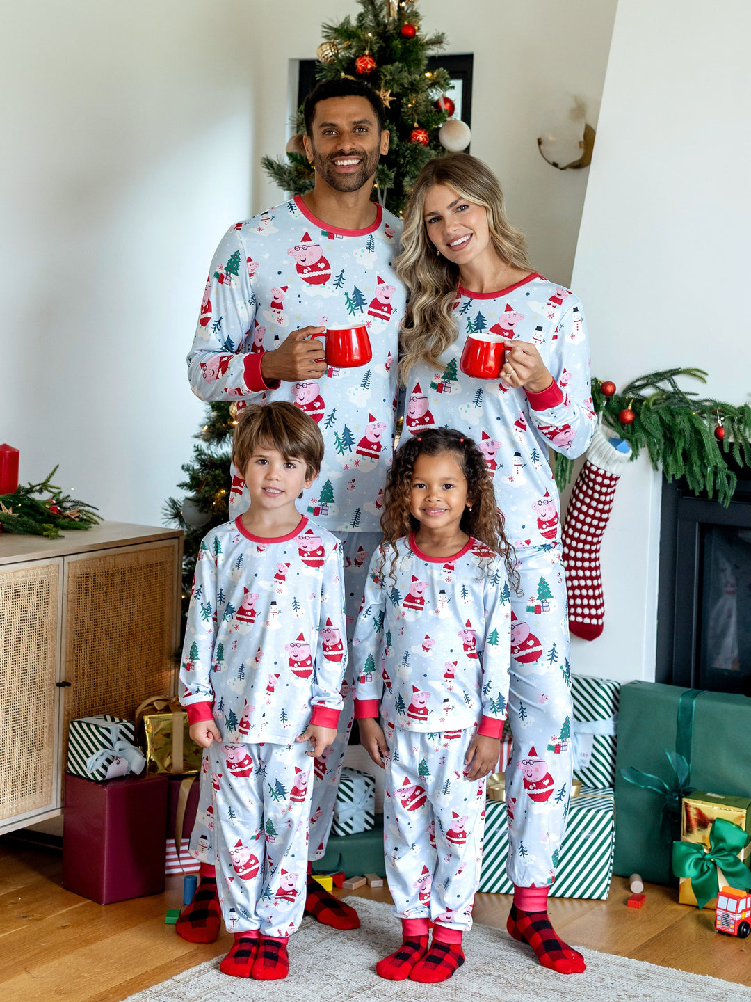 Conjunto de Pijamas de Natal da Peppa Pig para a Família em Branco, com Meias para Combinar