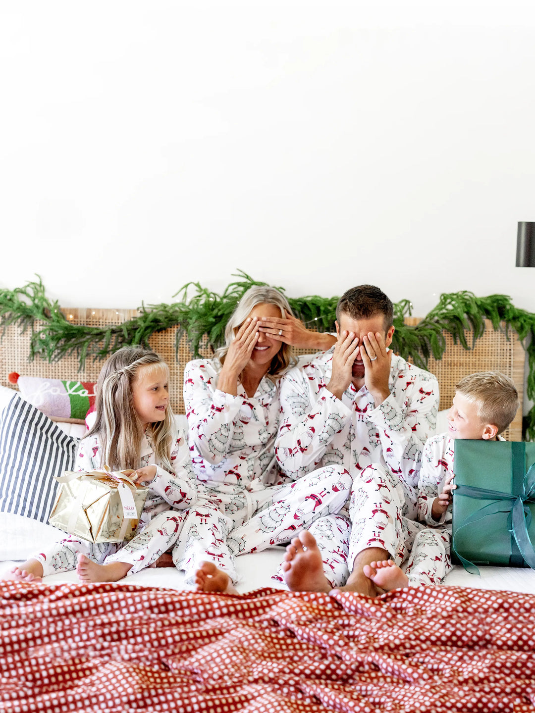 Conjunto de Pijamas de Natal em Família com Estampagem de Gnomos - Pijamas Brancos com Meias de Natal Brancas