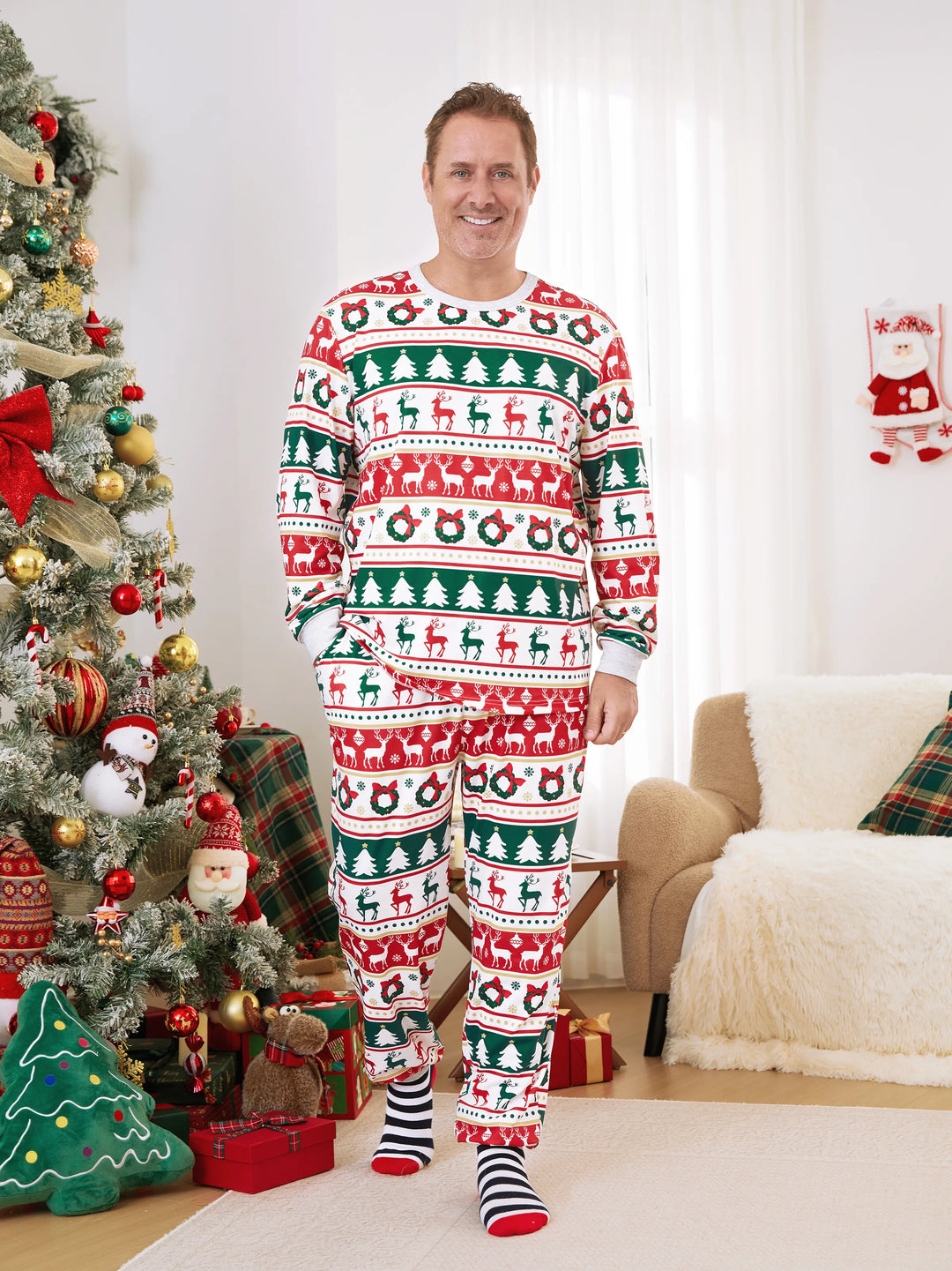 Conjunto de Pijamas de Natal para a Família com Padrão de Rena/Árvore de Natal e Meias de Natal em Cores Contrastantes