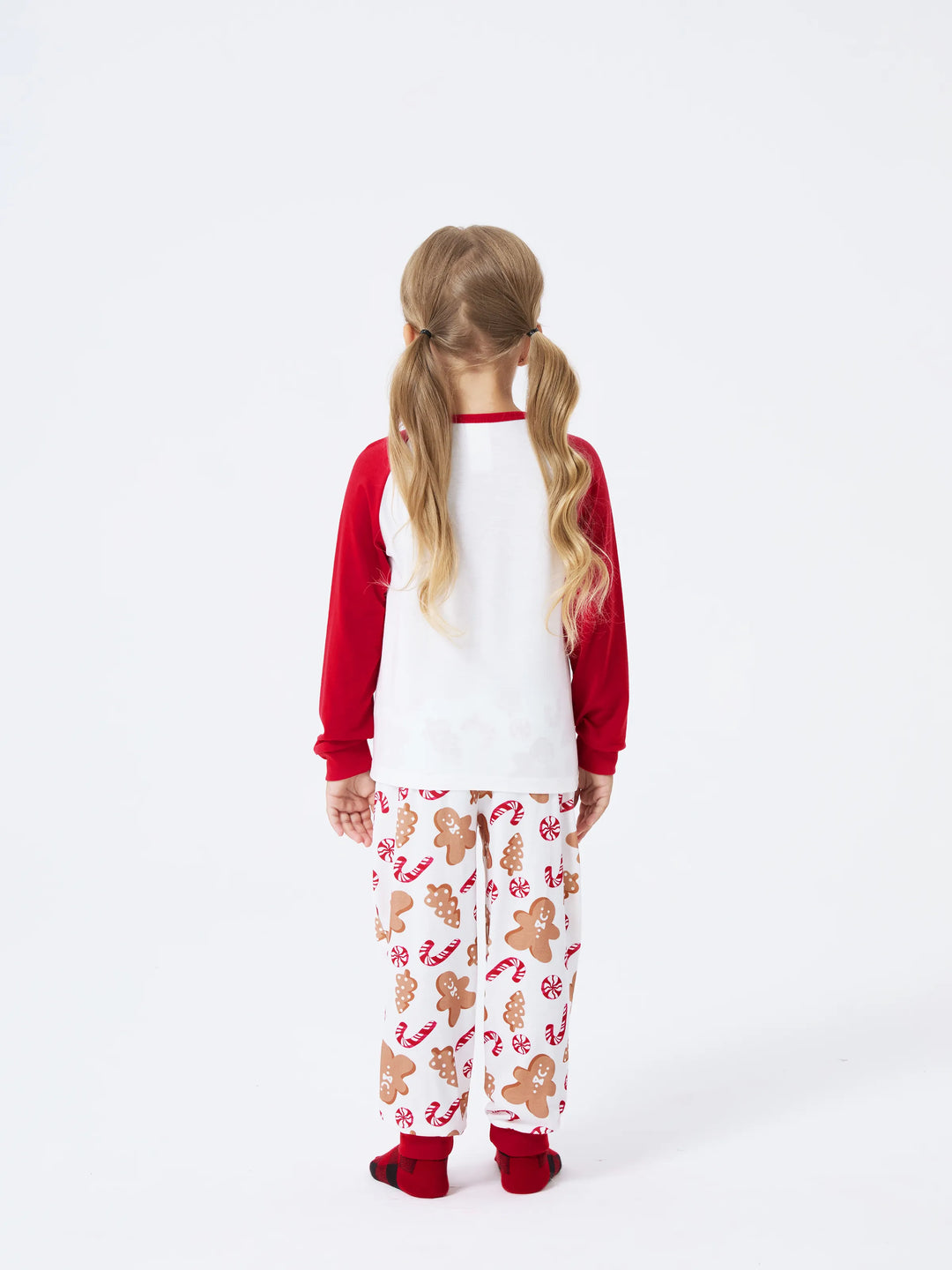 Conjunto de Pijamas de Natal em Família com Estampado de Gengibre e Bastão de Dóceis, incluindo Meias de Natal Vermelhas.