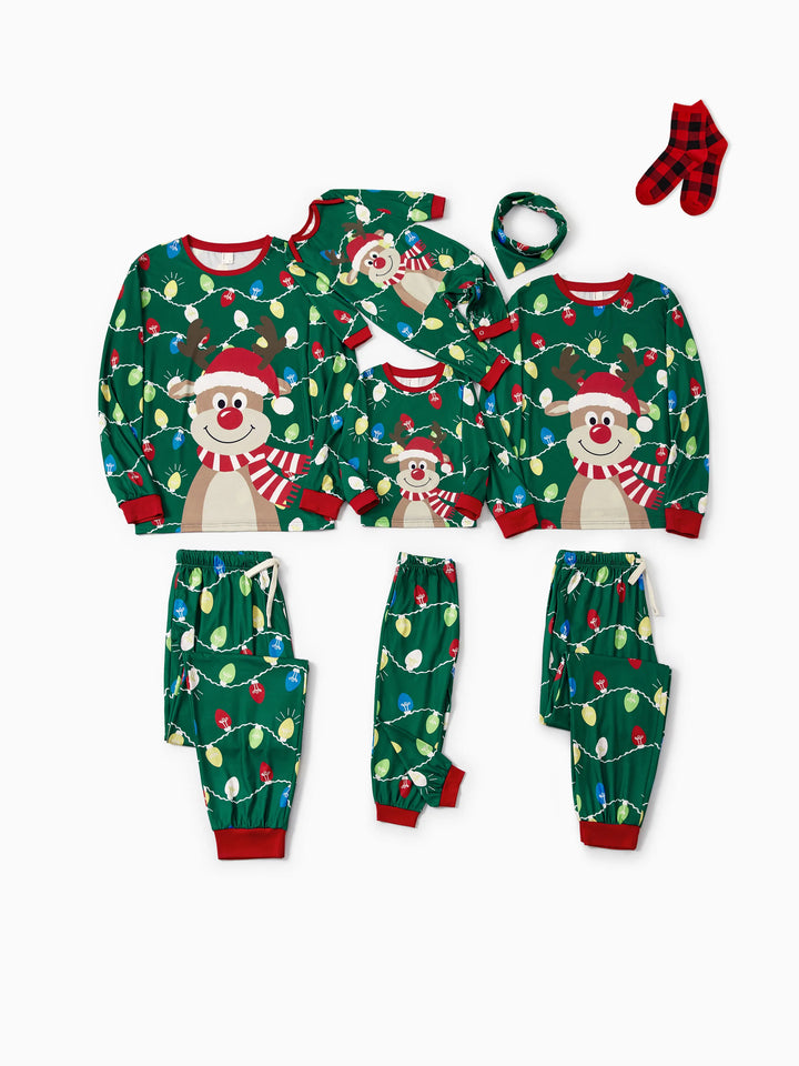 Conjunto de Pijamas de Natal para a Família em Coordenação - Estampado de Renas em Verde com Meias de Natal Verdes