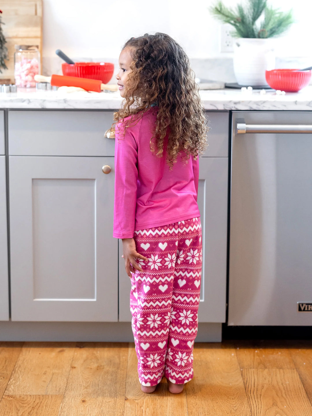Conjunto de Pijamas em Rosa Choque para Mãe e Filha com Estampado de Flocos de Neve da Barbie para o Natal