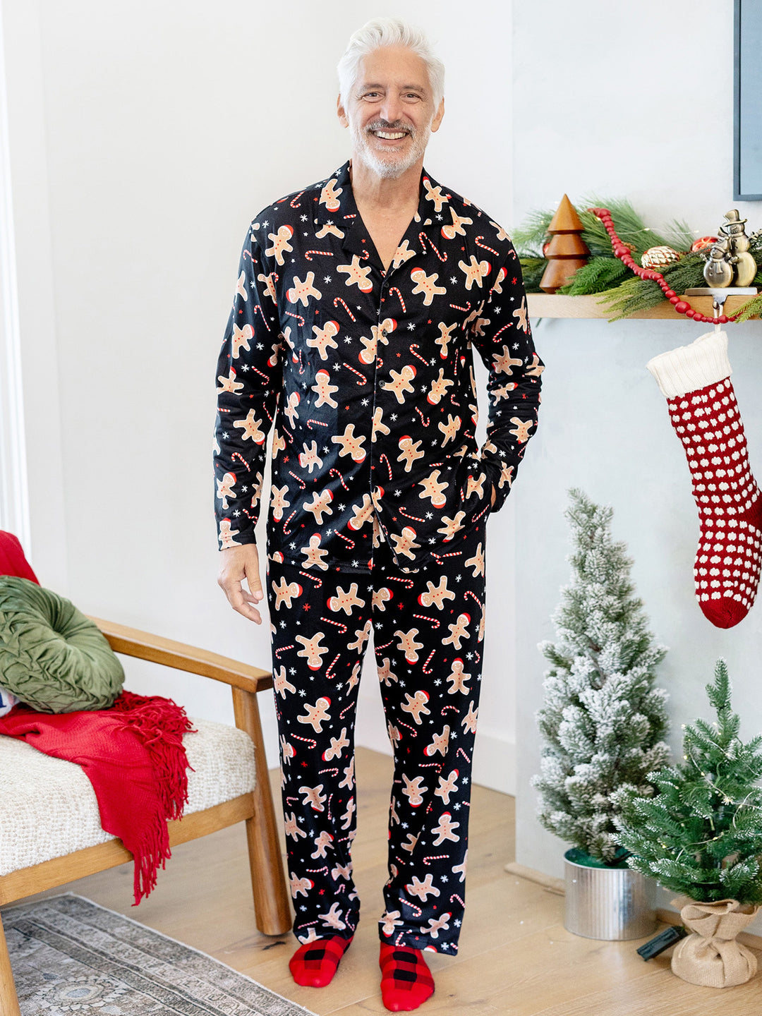 Conjunto de Pijamas de Natal Correspondentes para Família com Estampado de Bolachas de Gengibre - Pijamas Pretos com Meias de Natal Pretas