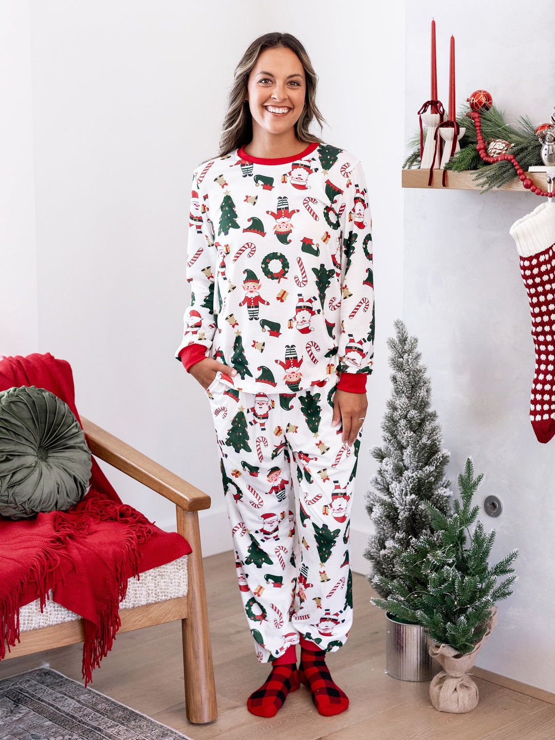 Conjunto de Pijamas Coordenação de Natal para toda a Família Estampado com Pai Natal e Árvore de Natal, Pijamas de Manga Longa com Meias de Natal Brancas