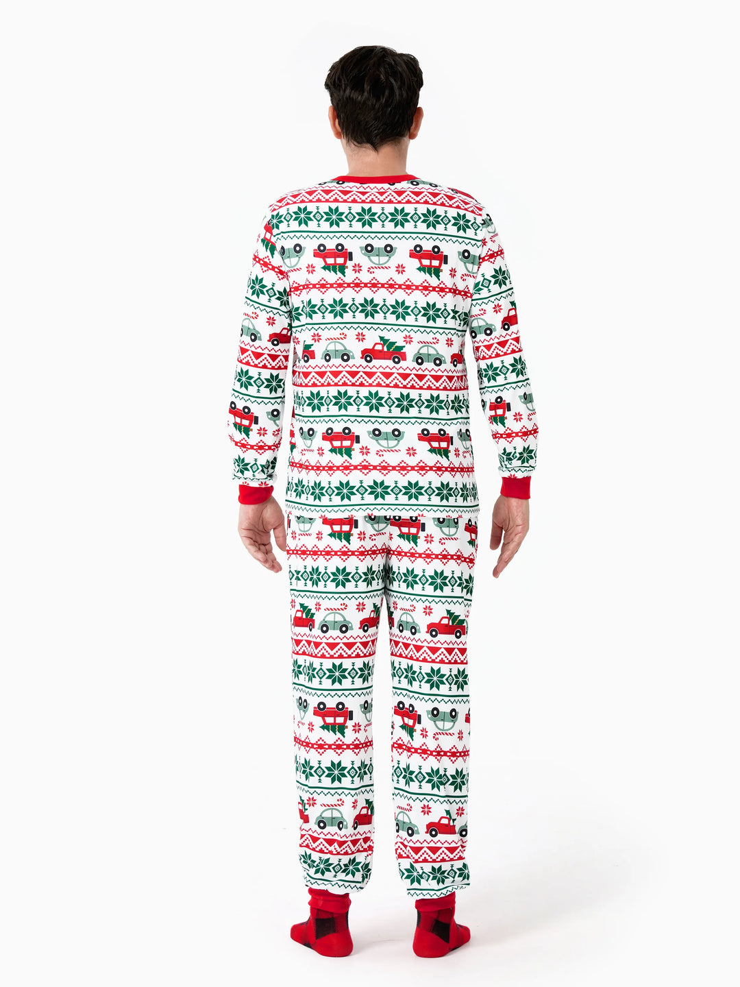 Conjunto de Pijamas Coordenados para a Família com Estampado de Flocos de Neve e Carros, junto com Meias de Natal Vermelhas.