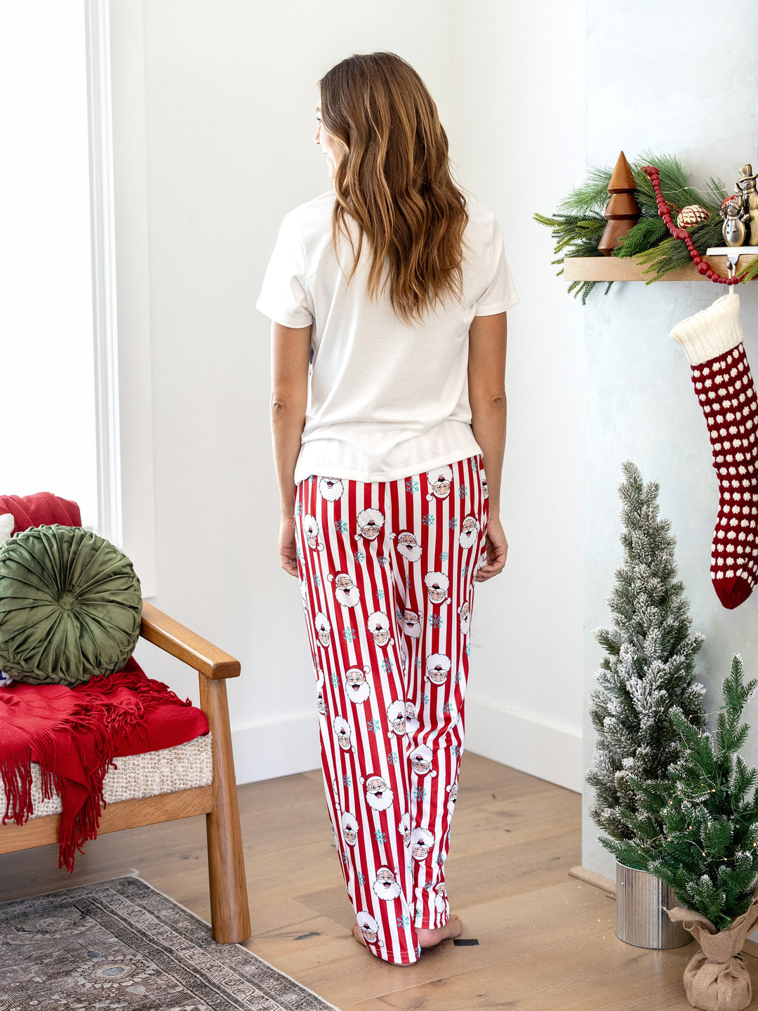 Conjunto de Pijamas de Natal em Conjunto para a Família - Pai Natal e Flocos de Neve em Riscas Vermelhas
