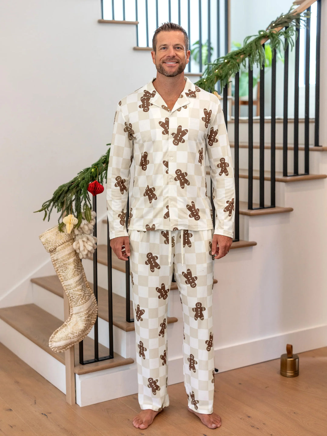 Conjunto de Pijamas de Natal Coordinados para a Família com Estampado de Gengibre em Xadrez e Meias de Natal em Caqui.