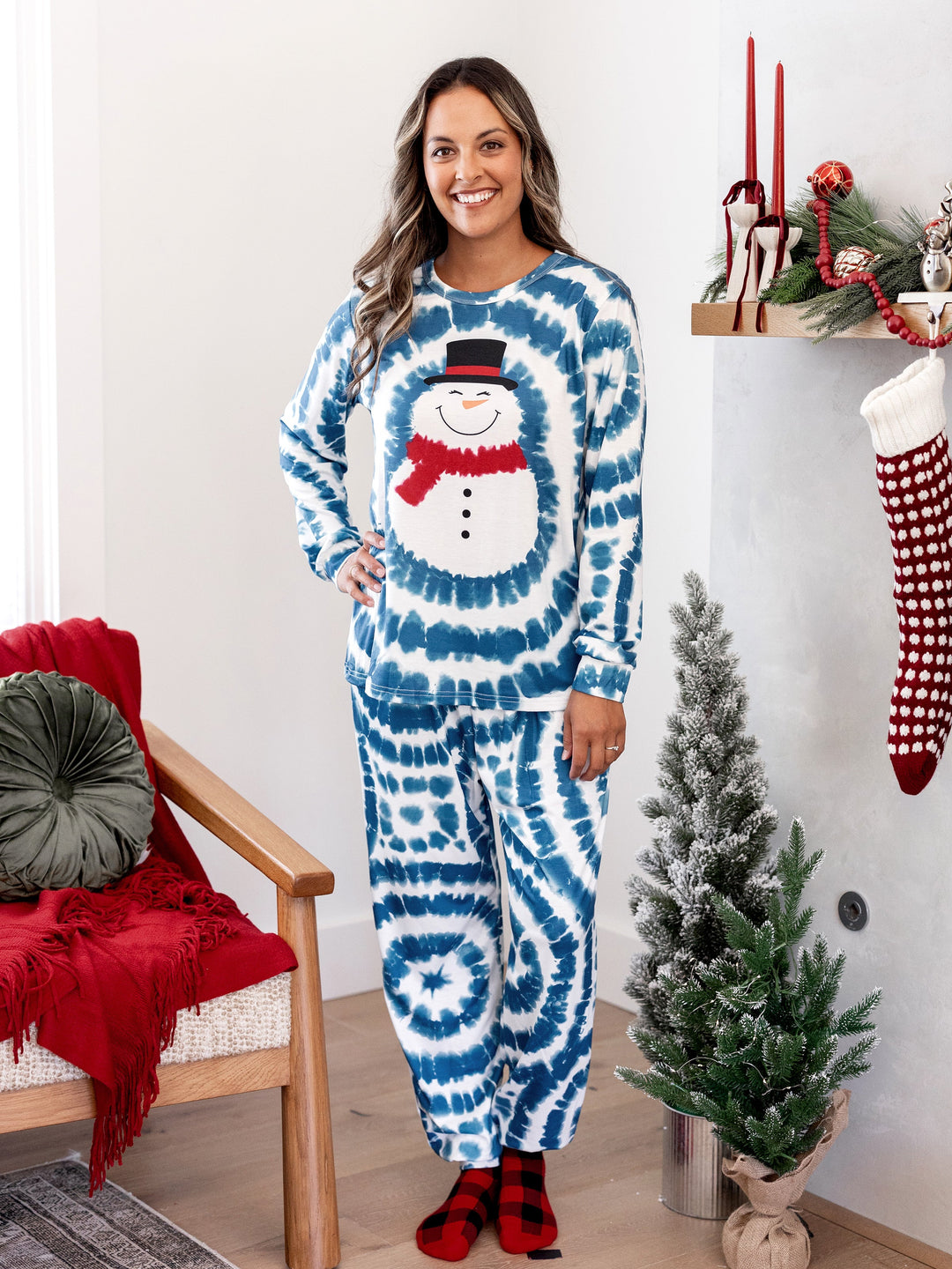 Conjunto de Pajamas de Natal em Família com Estampa de Boneco de Neve em Tie-dye Azul com Meias de Natal Azul Escuro