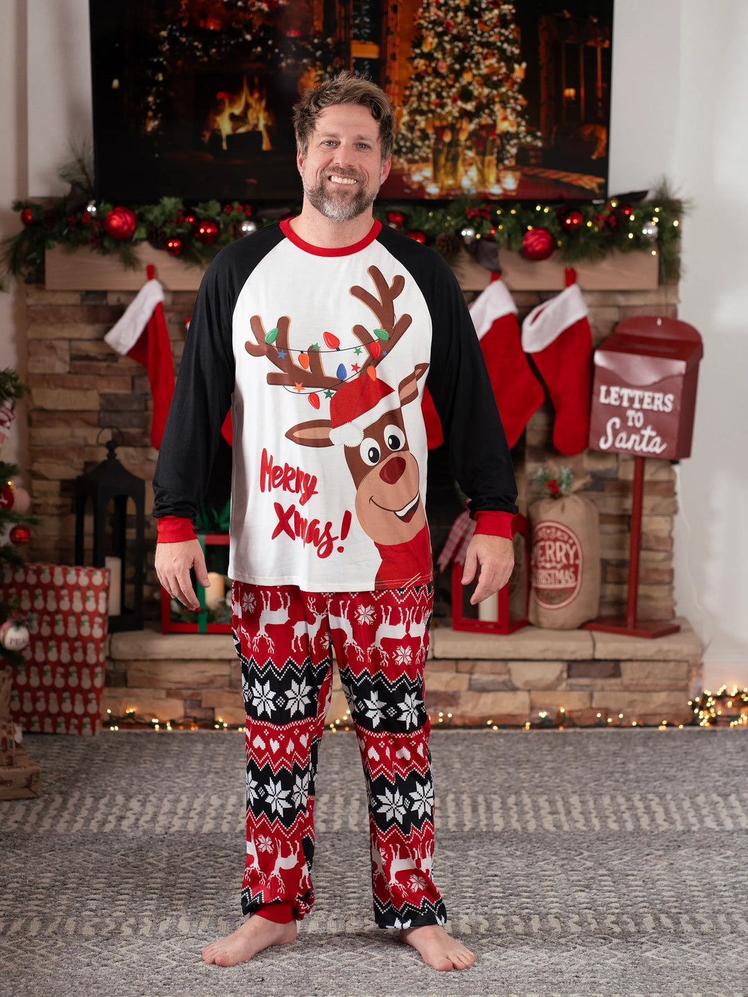 Conjuntos de Pijamas para a Família com Estampa de Renas de Natal e Meias de Natal Pretas