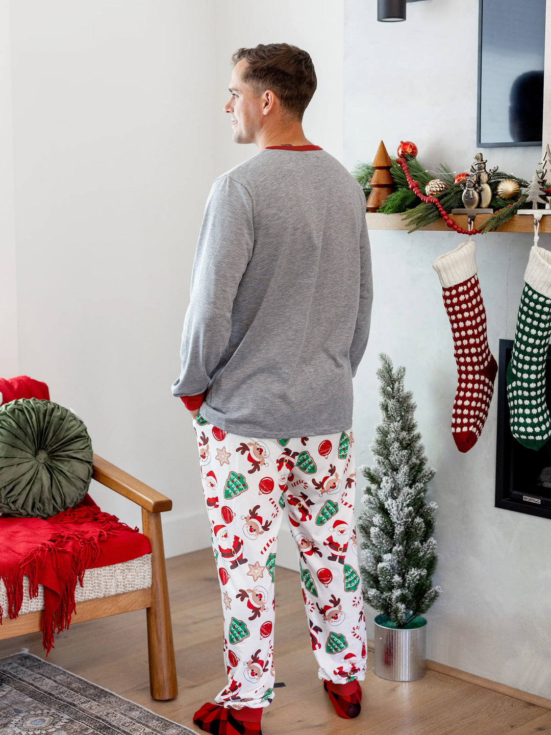 Conjunto de Pijamas em Família para o Natal com Estampa de Pai Natal que Brilha no Escuro, Inclui Meias de Natal em Cores Contrastantes.