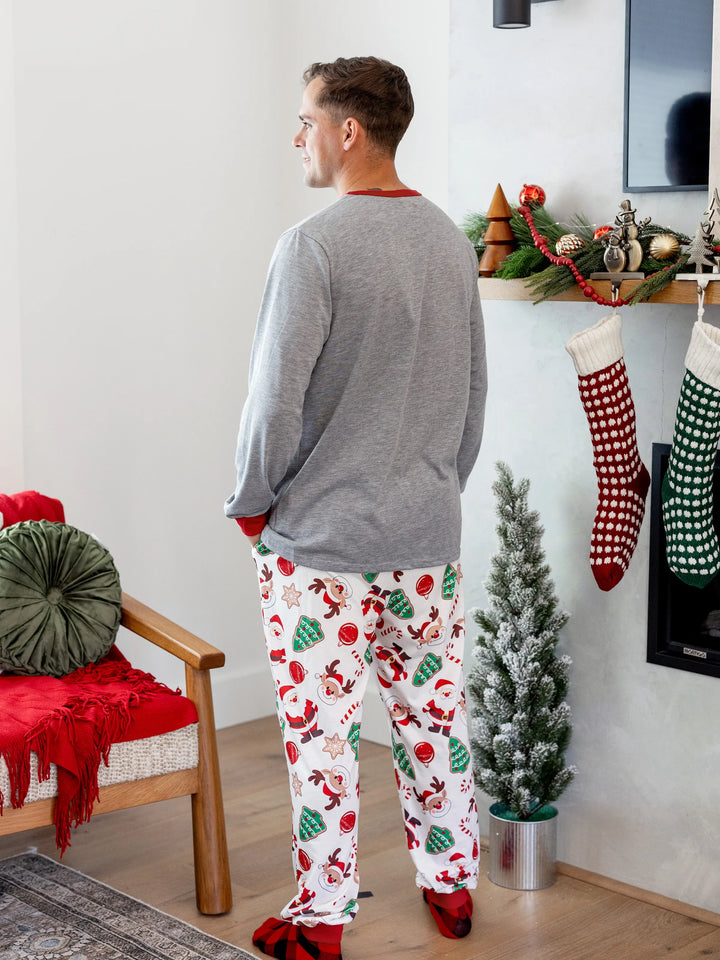 Conjunto de Pijamas em Família para o Natal com Estampa de Pai Natal que Brilha no Escuro, Inclui Meias de Natal em Cores Contrastantes.
