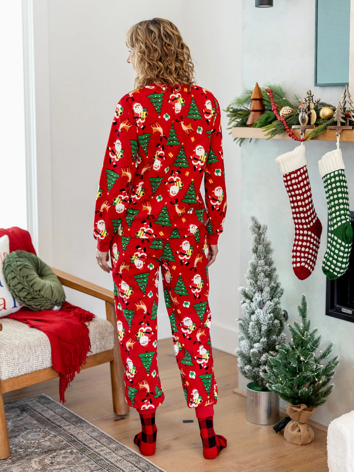 Conjunto de Pijamas de Natal para Toda a Família com Impressão de Pai Natal e Árvore de Natal, PJs de Fleecy Vermelhos com Meias de Natal Incluídas.
