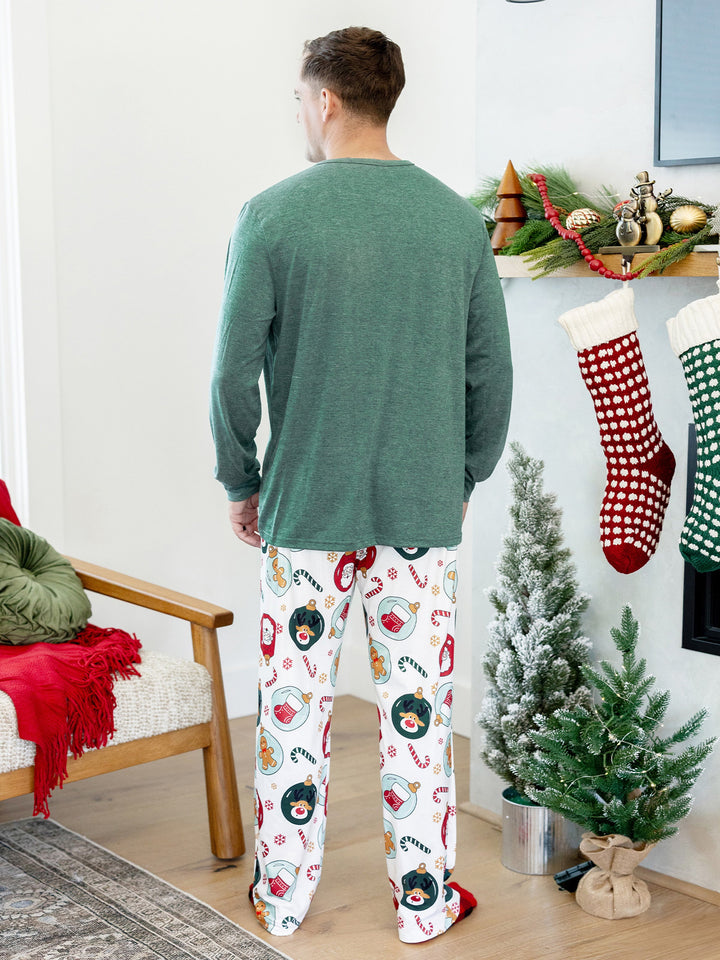 Conjunto de Pijamas em Família a Condizer para o Natal com Renas e Pai Natal e Meias de Natal Verdes