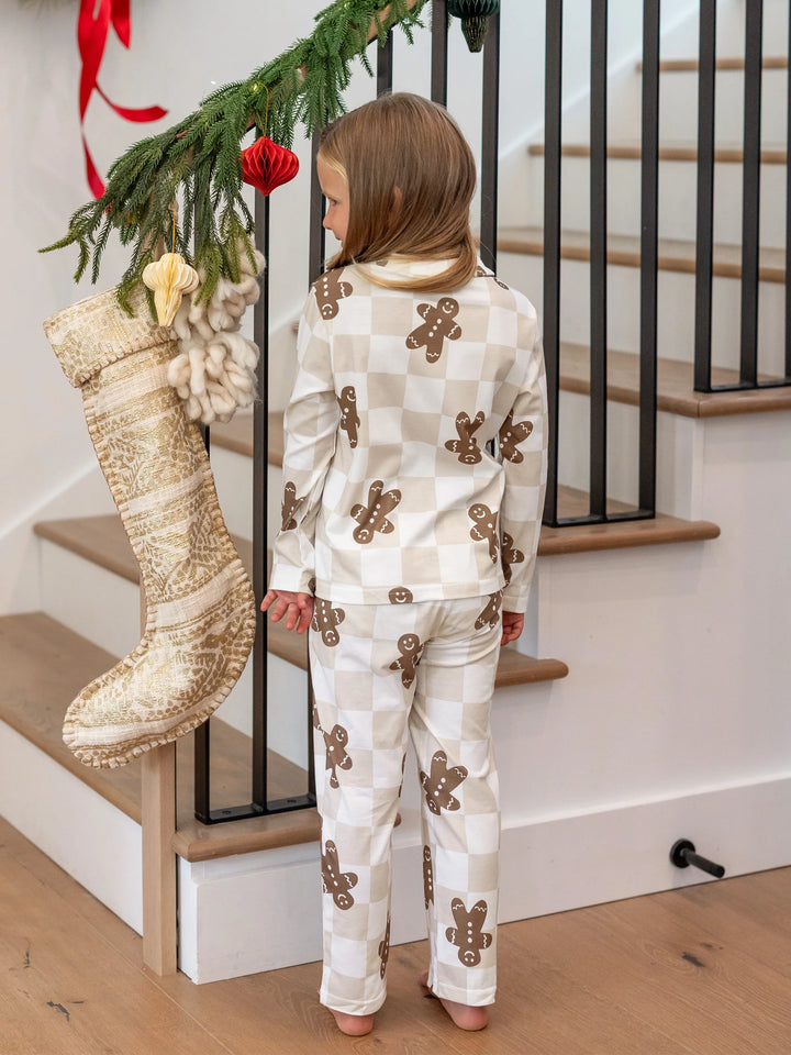 Conjunto de Pijamas de Natal Coordinados para a Família com Estampado de Gengibre em Xadrez e Meias de Natal em Caqui.
