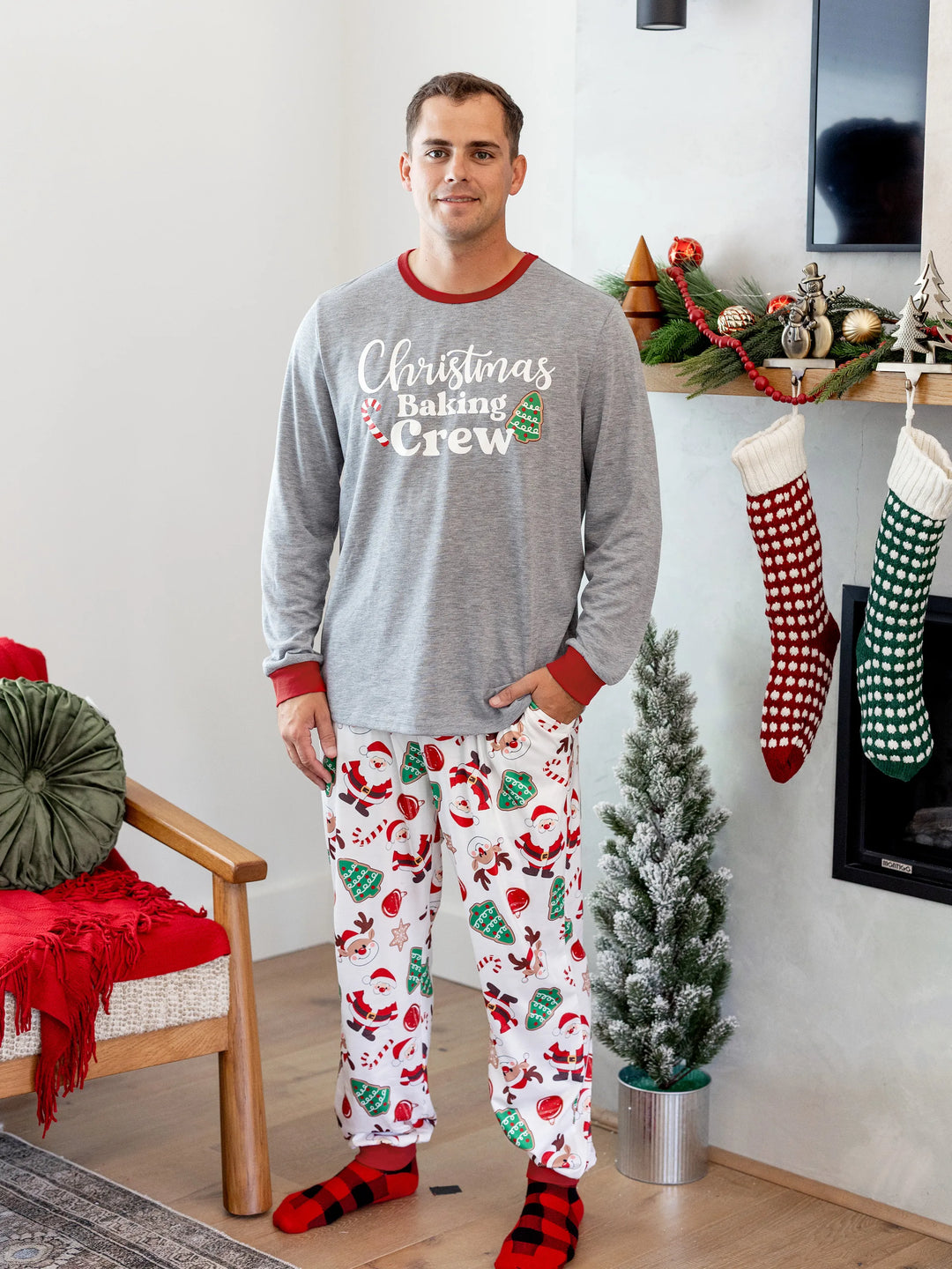 Conjunto de Pijamas em Família para o Natal com Estampa de Pai Natal que Brilha no Escuro, Inclui Meias de Natal em Cores Contrastantes.