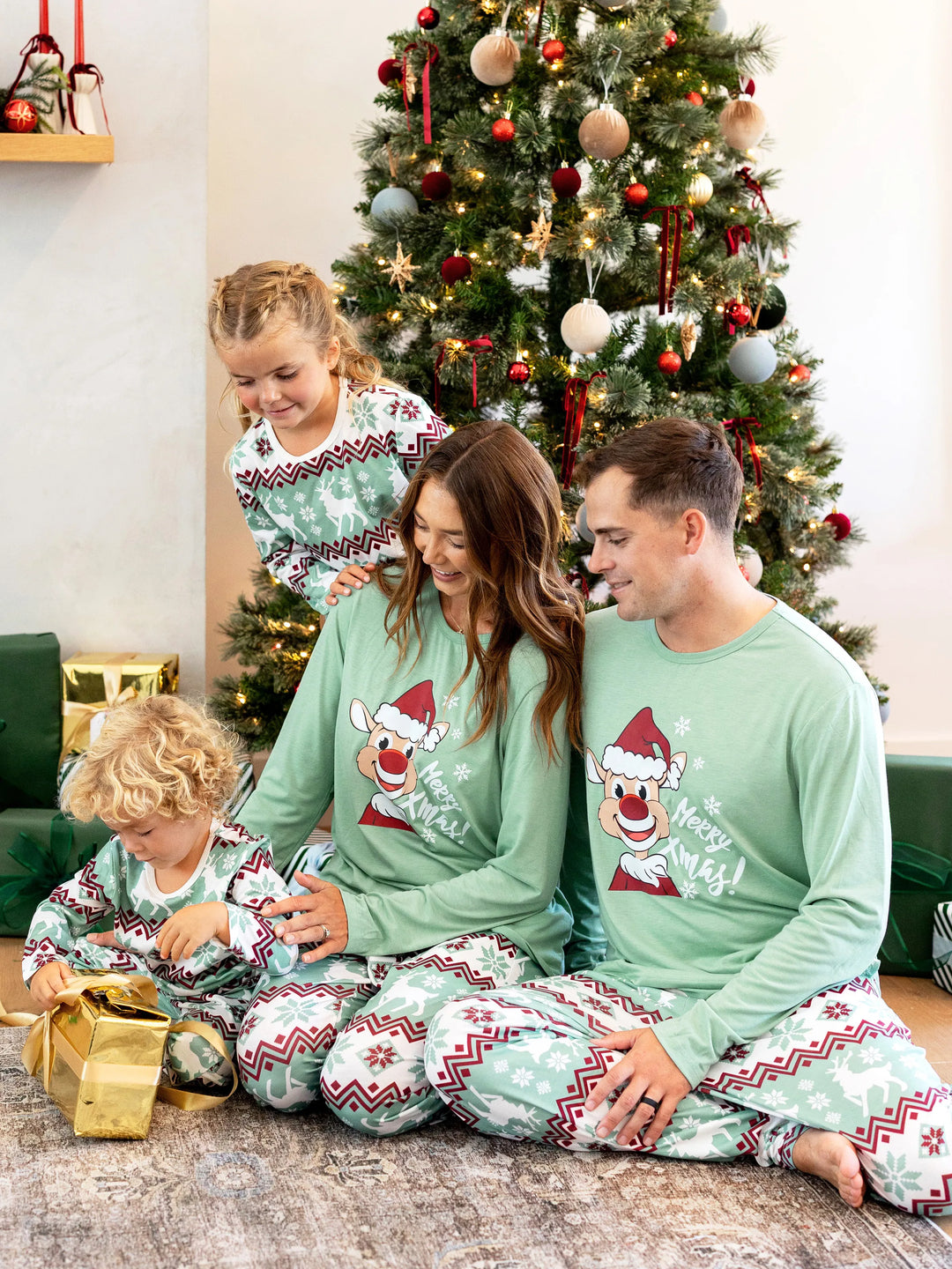 Conjunto de Pijamas de Natal para a Família com Estampado de Espírito Natalício e Flocos de Neve, incluindo Meias de Natal - Verde Claro