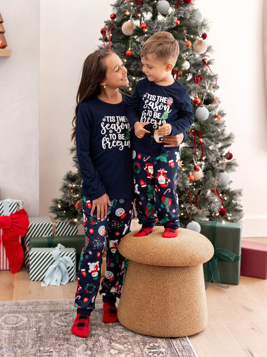 Conjunto de Pijamas para a Família Natalícios a Condizer que Brilha no Escuro - Pai Natal em Azul Escuro com Meias de Natal em Azul Profundo