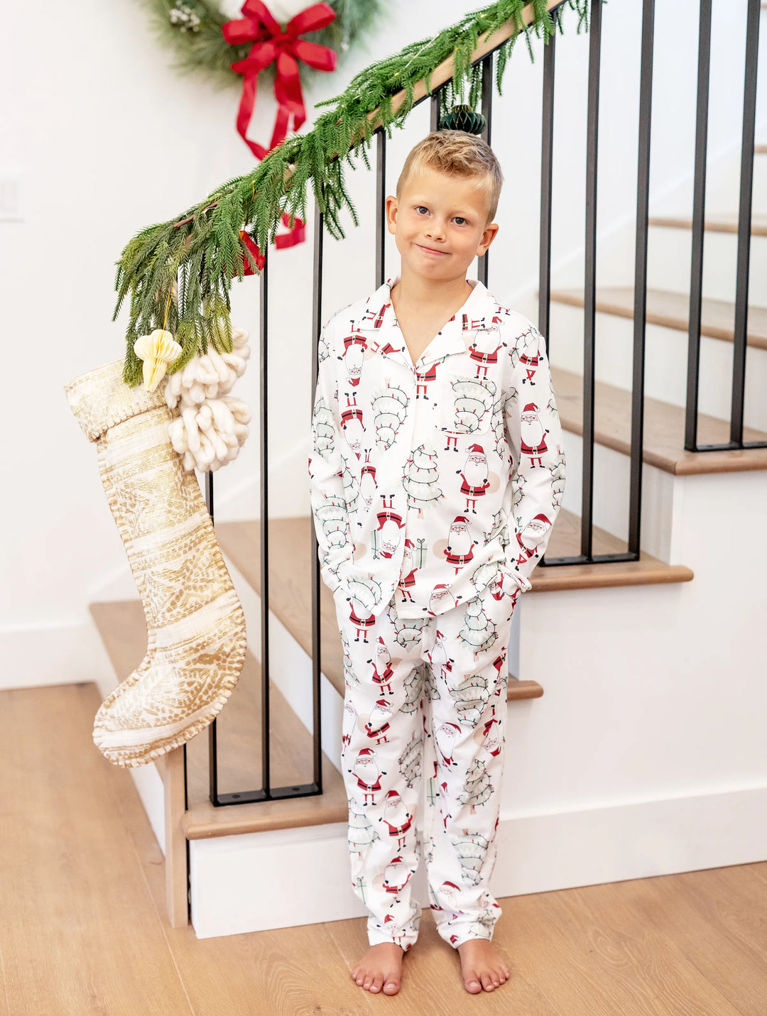 Conjunto de Pijamas de Natal em Família com Estampagem de Gnomos - Pijamas Brancos com Meias de Natal Brancas