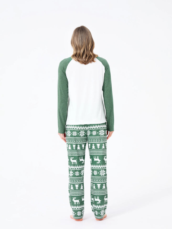 Conjunto de Pijamas de Natal para Família com Estampado de Renas e Flocos de Neve em Verde com Meias de Natal Verde Escuro