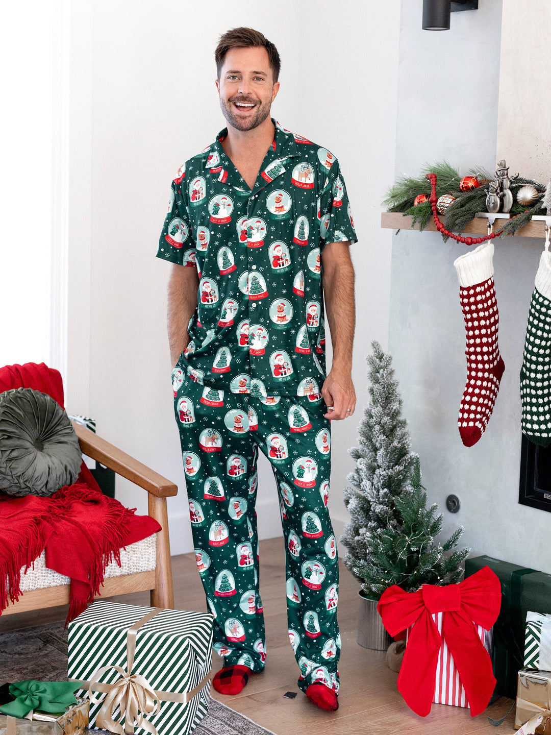Conjunto de Pijamas Coordinados para a Família com Tema de Natal - Estampa do Pai Natal - Turquesa