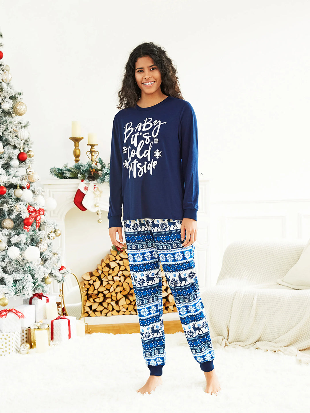 Conjunto de Pijamas de Natal em Azul Escuro para a Família com Design de Rena, Camisetas com Letras Correspondentes e Meias de Natal