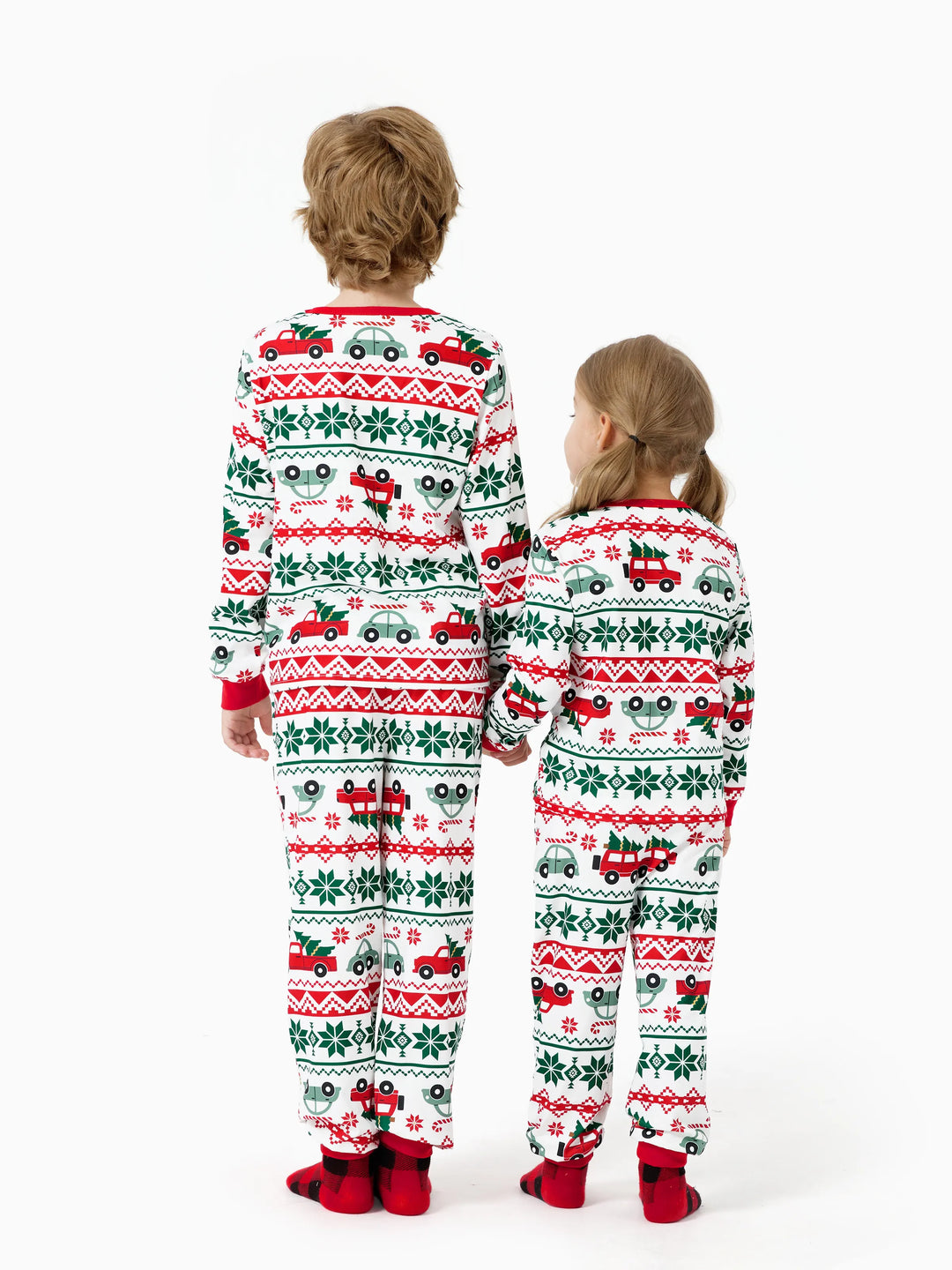 Conjunto de Pijamas Coordenados para a Família com Estampado de Flocos de Neve e Carros, junto com Meias de Natal Vermelhas.