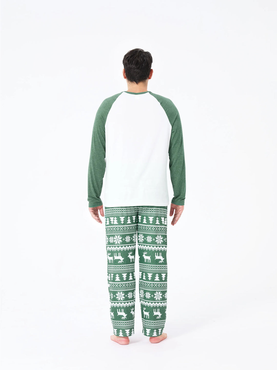 Conjunto de Pijamas de Natal para Família com Estampado de Renas e Flocos de Neve em Verde com Meias de Natal Verde Escuro