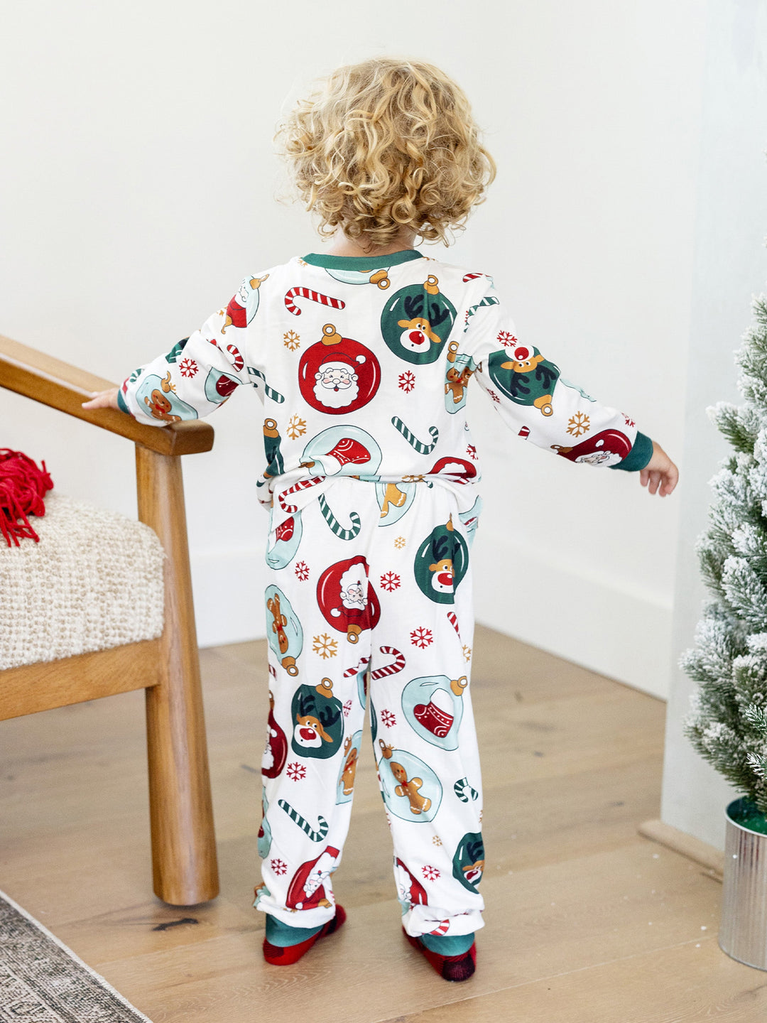Conjunto de Pijamas em Família a Condizer para o Natal com Renas e Pai Natal e Meias de Natal Verdes
