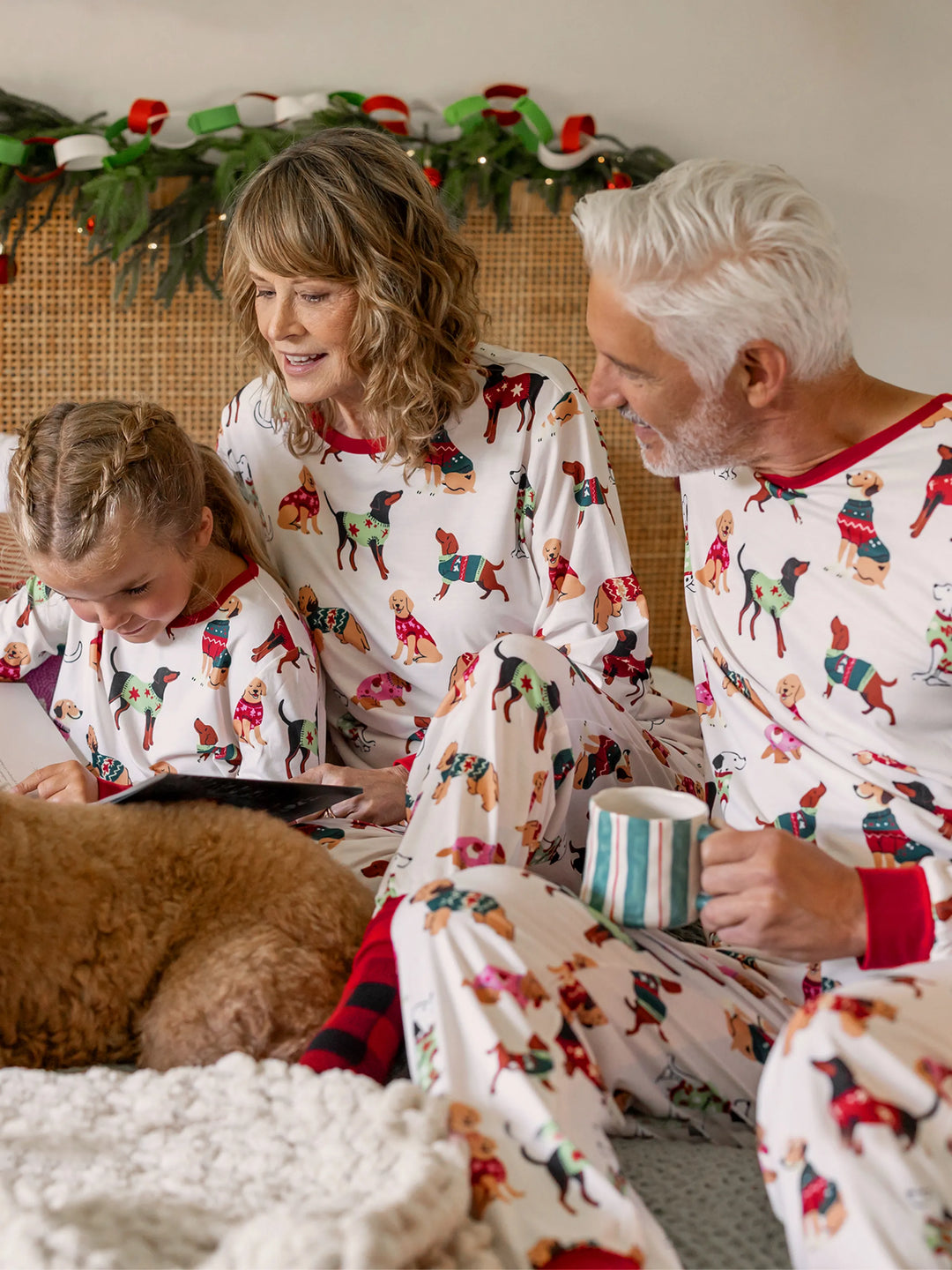 Conjunto de Pijamas Coincidentes para a Família no Natal com Vários Design de Cães e Meias de Natal em Cor Apricot