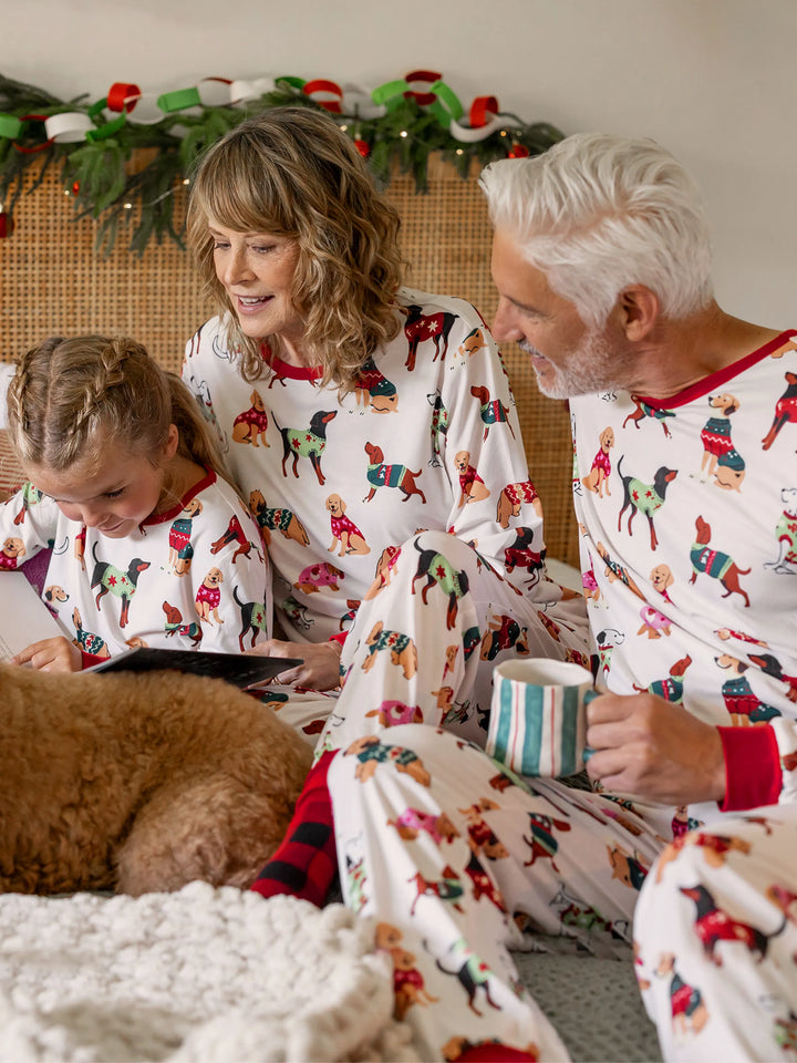 Conjunto de Pijamas Coincidentes para a Família no Natal com Vários Design de Cães e Meias de Natal em Cor Apricot