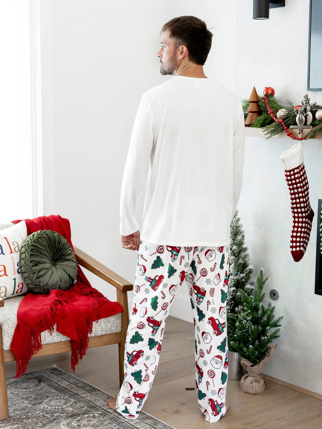 Conjunto de Pijamas em Família para o Natal com Impressão de Pai Natal e Árvore de Natal - PJs Brancos com Meias de Natal Brancas