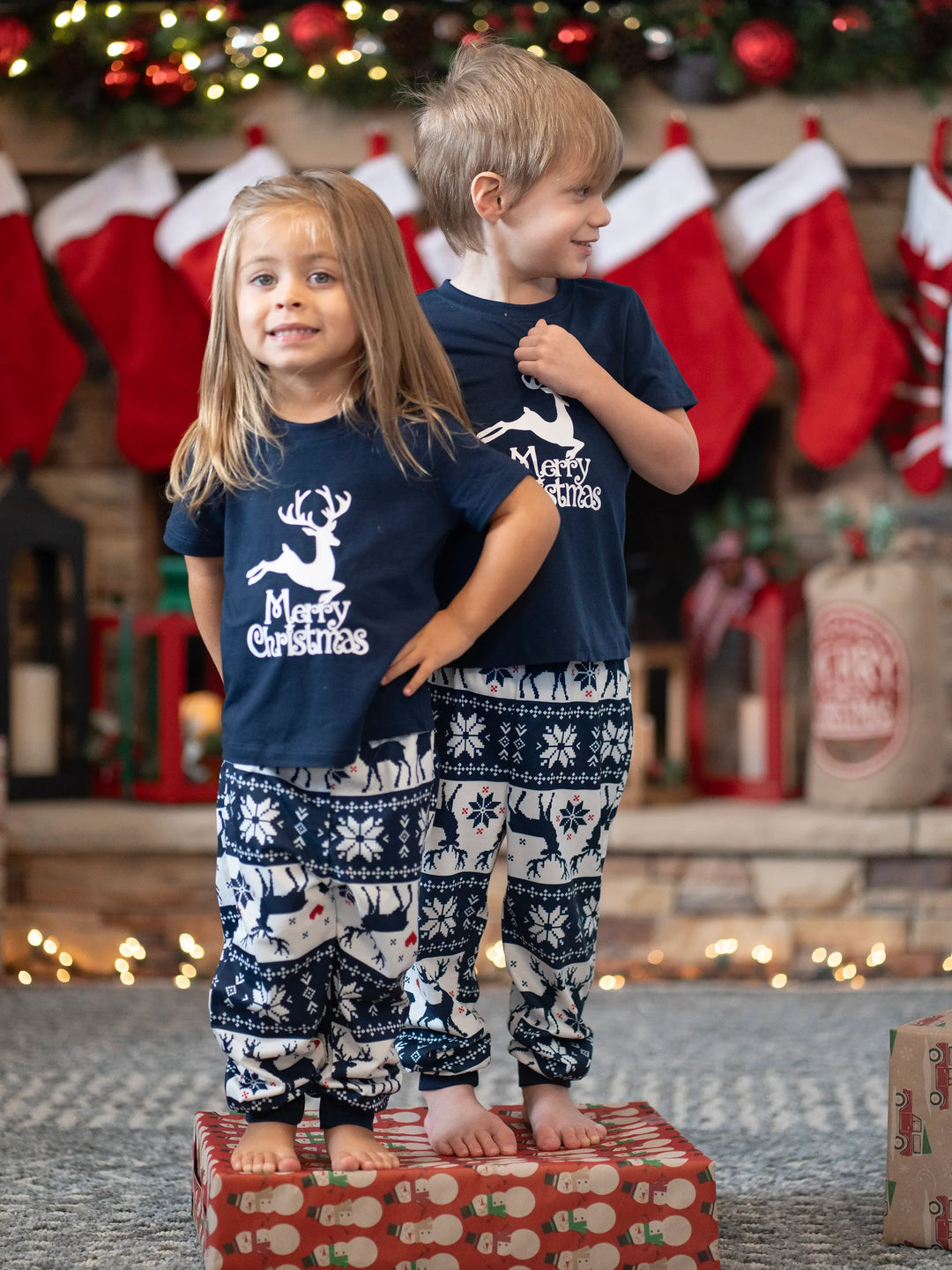 Pijamas de Família em Conjunto com Estampa de Renas de Natal que Brilham no Escuro, com Meias de Natal, Azul Escuro